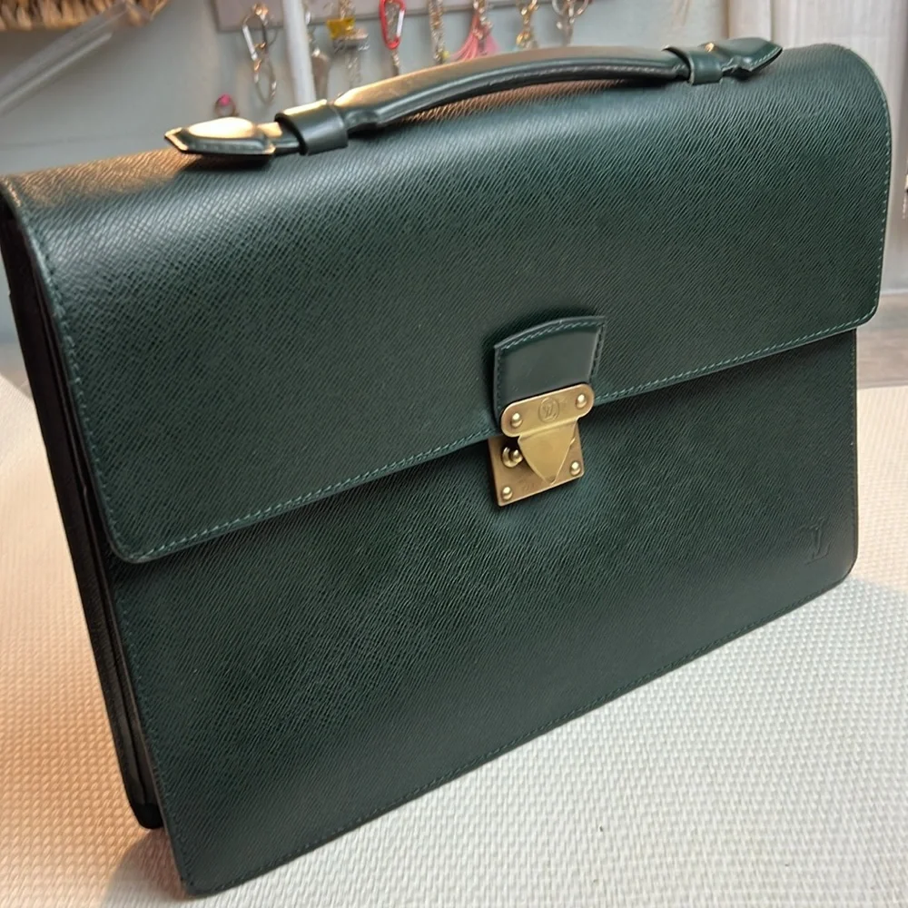 LV Green Taiga Laguito Briefcase 💼 Auth. Brass hardware vintage size 15:11:2”